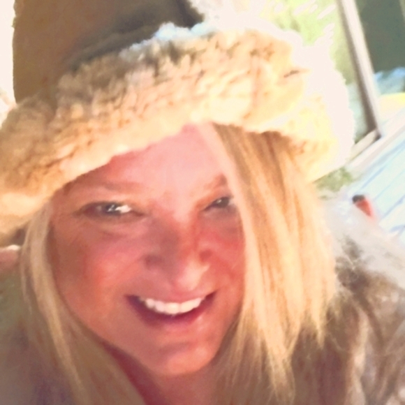 💥SOLD💥Wilson leather bucket hat - Picture 2 of 14